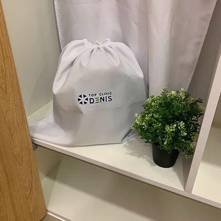 Текстиль для пацієнтів у брендованих сумках — TOP Clinic DENIS